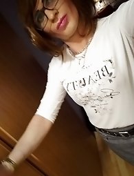 Crossdresser Penelopes in action